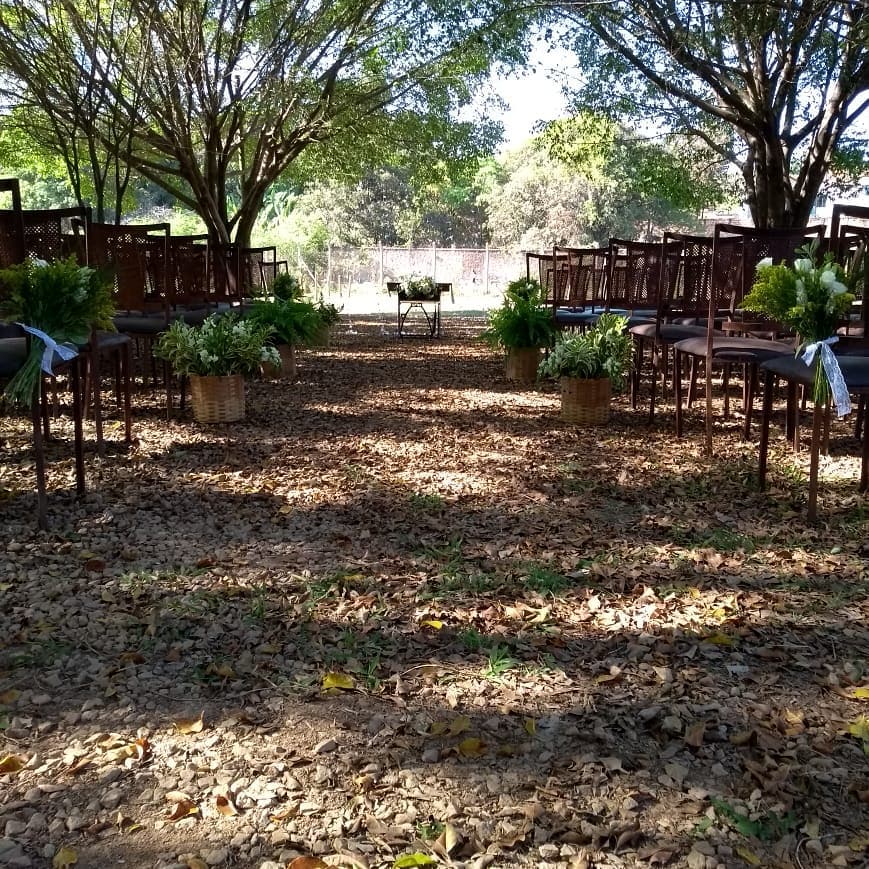 Um pouco do nosso estacionamento preparado para uma cerimônia de um casamento