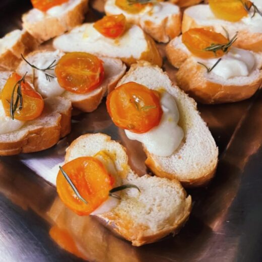 Bruschetta é um antepasto italiano feito de pão torrado, com azeite e outros ingredientes sua or