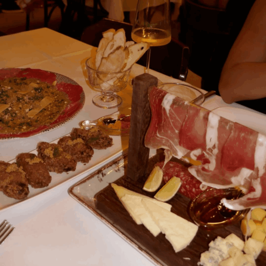 Cliques-da-_paulacorgozinho-em-sua-experiência-AA-Presenças-que-tornam-nosso-restaurante-ainda-mais-