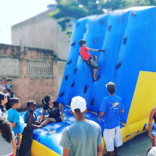 Escalada !!! #brinquedosinflaveis #diadascrianças #semanadascrianças #festainfantil #alugueldebrinquedos #locacaodebrinquedos #crianças #inflaveis