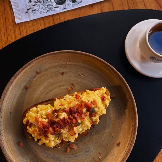 Hoje é dia de brunch com trilha sonora ao vivo na Cria 🎶E se tem uma combinação que merece apla