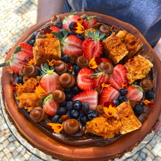 Hoje o dia começou com essa preciosidade de Cheesecake de doce de leite com frutas e honey comb