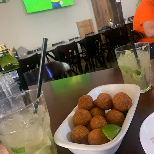 Hoje pode, hoje deve e você merece!! 🍹Na foto, nosso delicioso bolinho de bacalhau e uma caipir