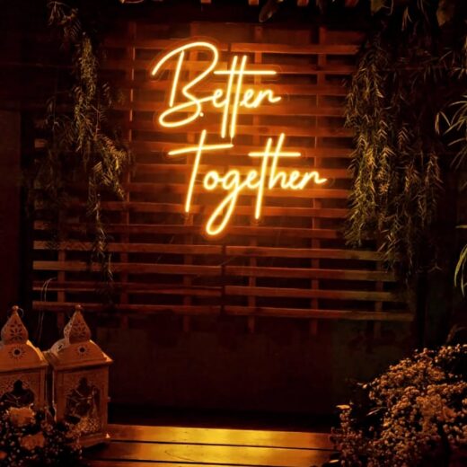 Letreiro Neon Better Together. Casamento residencial em um clima bem intimista.Adoramos poder