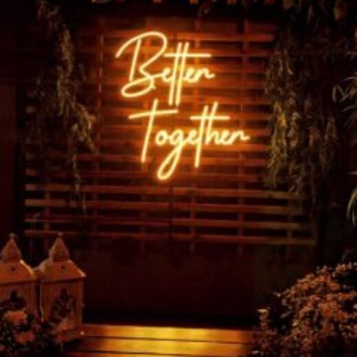 Letreiro-Neon-Better-Together.-Casamento-residencial-em-um-clima-bem-intimista.Adoramos-poder-240x300-5