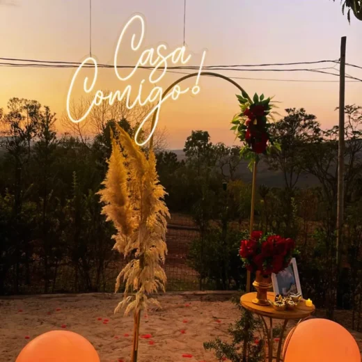 Neon Casa Comigo! compondo com o pôr do sol esse cenário lindo de pedido de casamento no Condom
