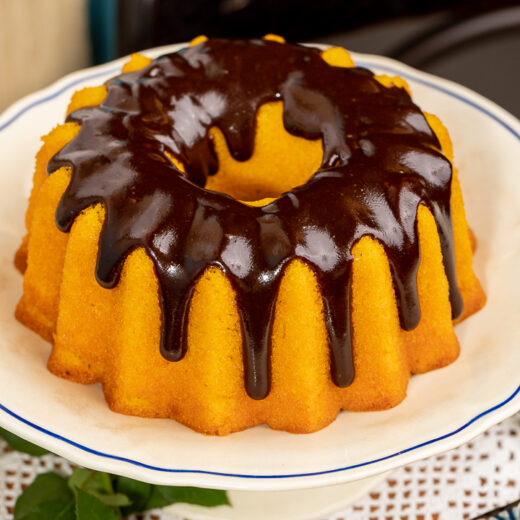 Nosso clássico Bolo de Cenoura está pronto para deixar seu fim de semana mais gostoso! Mas atenç
