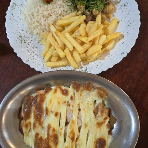 Novidade no almoço de segunda a sexta- Frango com catupiry, acompanha arroz, tropeiro e batata