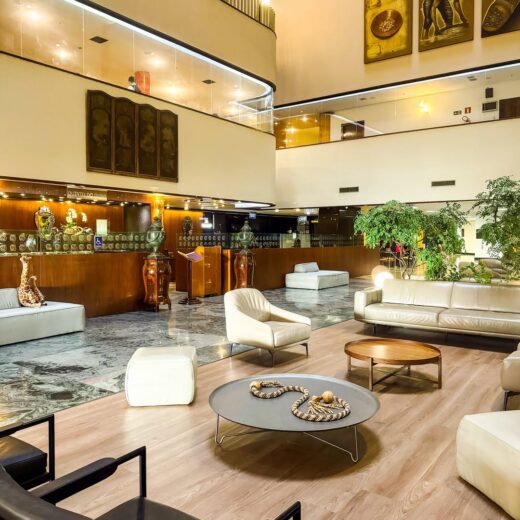 O lobby acorda assim- iluminado e pronto pra te receber.Decidindo onde almoçar ou relaxar Já sab