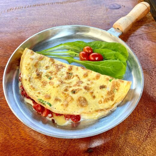 Para um lanche delicioso e reforçado, temos um omelete especial! 😋 Com molho preparado com muit