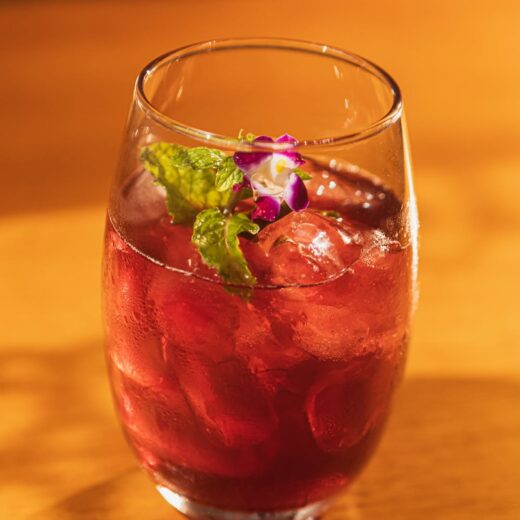 Pra brindar com a galera, a Panorama tem drinks autorais incríveis e vinhos que deixam a experiê