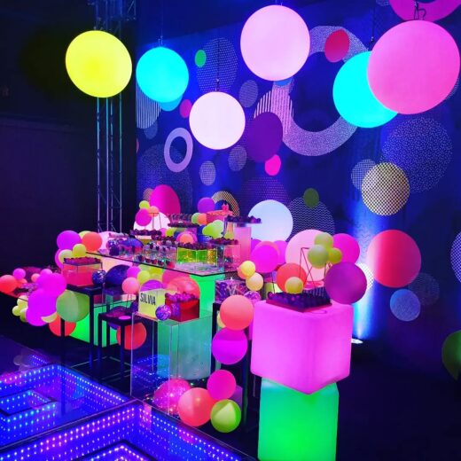 Pufs LED, Esferas LED, Mesas LED compondo esse cenário INCRÍVEL produzido pela decoradora Flor