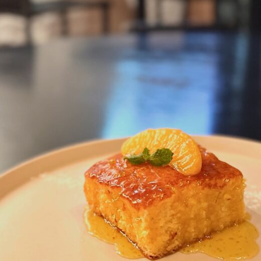 Sol, café e… bolo de tangerina Sim, por aqui a gente sabe que felicidade tem gosto — e cheiro —