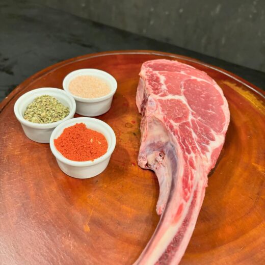 Tomahawk fresquinho defumado na brasa, só aqui no @parrilladogordin