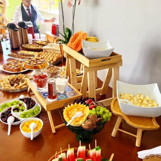 Um café colonial saudável é uma forma deliciosa de comemorar! Aproxima as pessoas, colore a mes