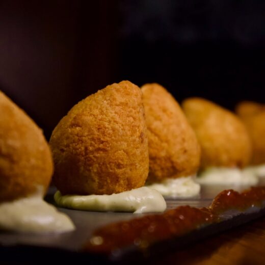 🍖 Essa coxinha aqui é diferente de tudo que você já provouA gente recheia com rabada desfiada,