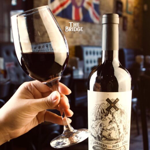 🍷 Um sábado de vinho no The Bridge Tem que ser uma noite especial, chame sua turma e venha apro