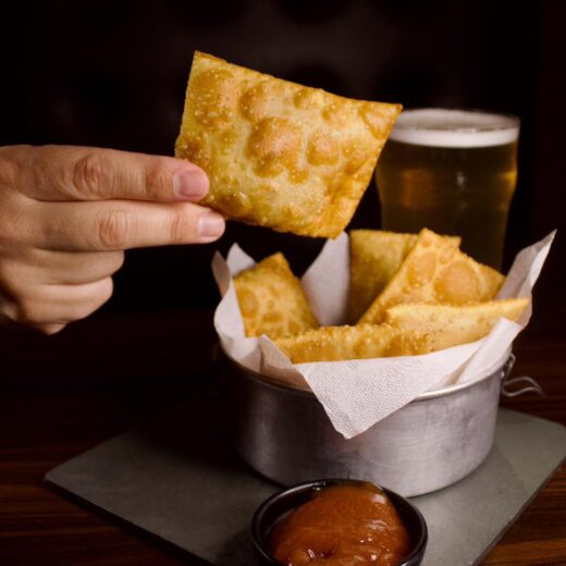 🥟 Crocância que combina com chopp gelado e bons drinks. Os nossos pastelzinhos são aquele petis
