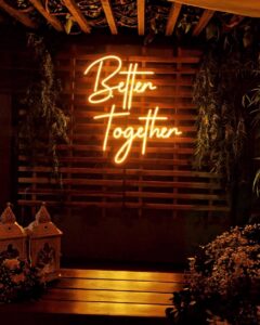 Letreiro-Neon-Better-Together.-Casamento-residencial-em-um-clima-bem-intimista.Adoramos-poder-240x300-5